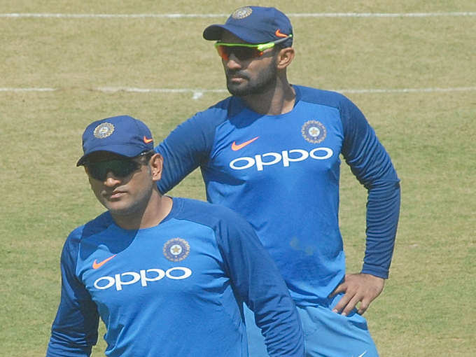 Dhoni-and-karthik