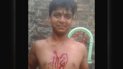 बिहार: पीएम मोदी की जीत की खुशी में युवक ने सीने पर चाकू से लिखा मोदी