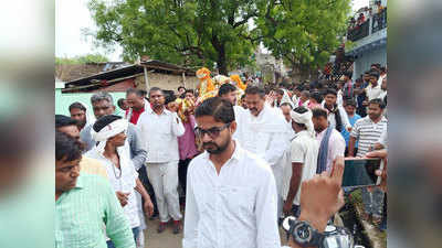 गाजीपुर में जिला पंचायत सदस्य की हत्या, धरने पर बैठे बीएसपी सांसद अफजाल अंसारी