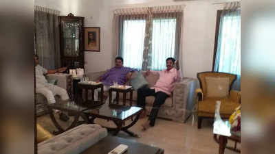 कांग्रेस के 2 विधायकों ने बीजेपी नेता एस एम कृष्णा से मुलाकात की, सियासी अकटलें तेज?