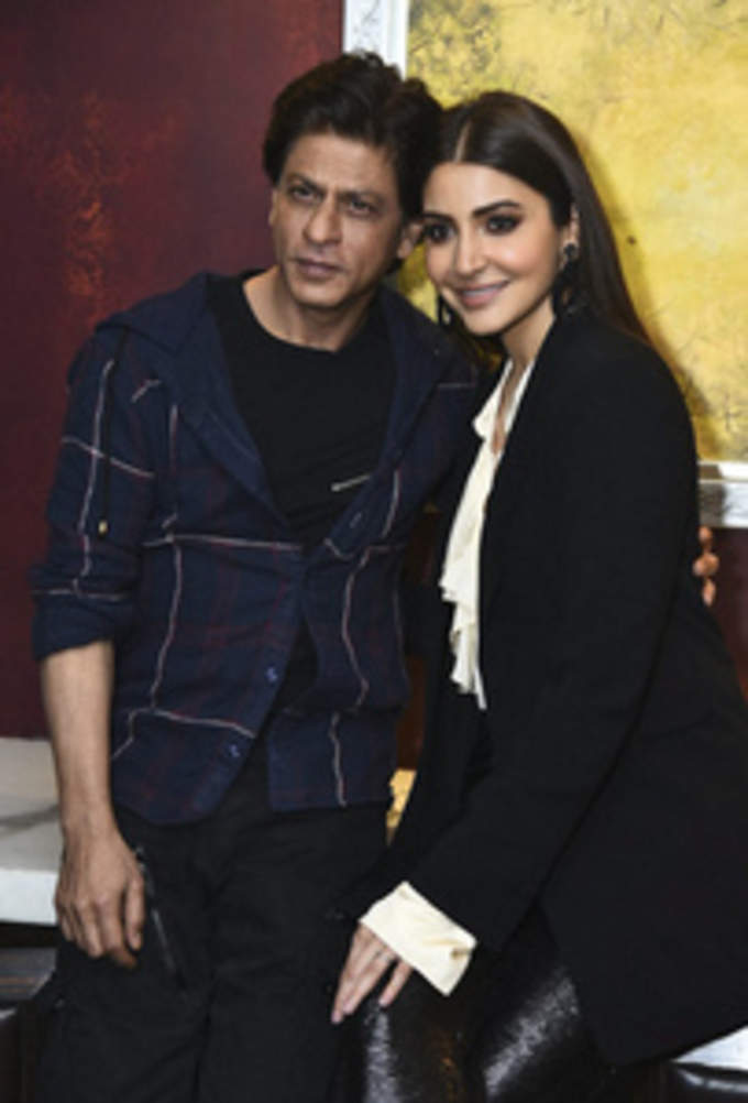 New Delhi: Bollywood actors Shahrukh Khan and Anushka Sharma during the promotio...