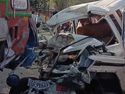 नगरः बोलेरो ट्रकवर आदळून २ ठार, ६ जखमी