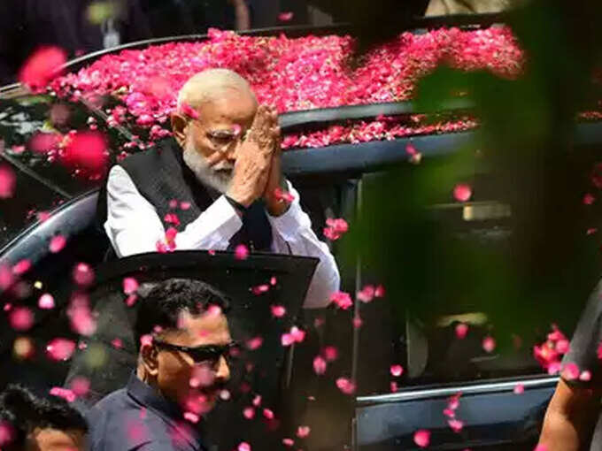 काशी पहुंचकर पहले प्रधानमंत्री नरेन्द्र मोदी बाबा विश्‍वनाथ और शहर के कोतवाल कहे जाने वाले काल भैरव का दर्शन-पूजन करेंगे। इसके बाद दूसरी बार सांसद चुनने के लिए जनता और कार्यकर्ताओं का आभार जताएंगे। आपको बता दें कि यह पहला मौका है जब नरेंद्र मोदी बतौर कार्यवाहक प्रधानमंत्री काशी में होंगे। (फाइल फोटो)