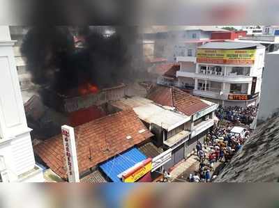 Kochi Broadway Market: കൊച്ചി ബ്രോഡ്‍വേയിലെ മാര്‍ക്കറ്റിൽ വൻ തീപിടുത്തം; നാല് കടകൾ കത്തിനശിച്ചു