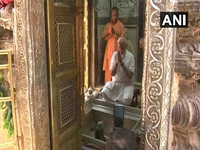 भगवान शिव की आराधना में लीन प्रधानमंत्री नरेन्द्र मोदी। आपको बता दें कि पीएम मोदी की भगवान शिव में गहरी आस्था है। चुनाव समाप्त होने के बाद पीएम मोदी केदारनाथ दर्शन के लिए भी गए थे।