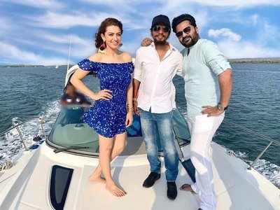 SIMBU: மீண்டும் முன்னாள் காதலியுடன் இணைந்த சிம்பு: போட்டில் நின்று போஸ் கொடுக்கும் ஹன்சிகா!