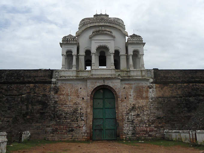 ​13. விஜயநகர கோட்டை