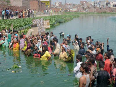 साहिबाबाद: हमें बेघर किया तो झील में कूदकर जान दे देंगे