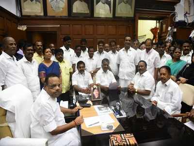 AIADMK: சட்டமன்றத்தில் எங்களுக்கே அதிக பலம் - வெற்றி பெற்ற 9 அதிமுக எம்.எல்.ஏக்கள் பதவியேற்பு!