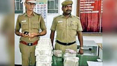 अनोखा चोर: पुलिस से बचने के लिए सड़क पर बिखेर दिए 1.5 करोड़ रुपये