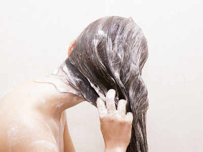 खूबसूरत और लंबे बाल चाहिए तो ऐसे चुनें बेस्ट Shampoo
