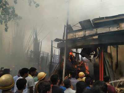 कोलकाता: प्लाइवुड स्टोर में लगी भीषण आग, ट्रेन सेवा बाधित