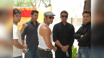 देखें फोटो, जब ऐक्ट्रेस की बेटी की शादी में बिना शर्ट के नजर आए थे Salman Khan