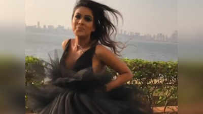 Nia Sharma ने पोस्ट किया स्लो मोशन विडियो, ब्लैक ड्रेस में दौड़ रहीं समंदर किनारे