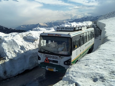 हिमाचलः सैलानियों के लिए खुला रोहतांग पास, प्रशासन मुस्तैद