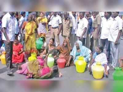 காஞ்சிபுரம் மாவட்டத்தில் குடிநீா் கேட்டு கிராம மக்கள் சாலை மறியல்