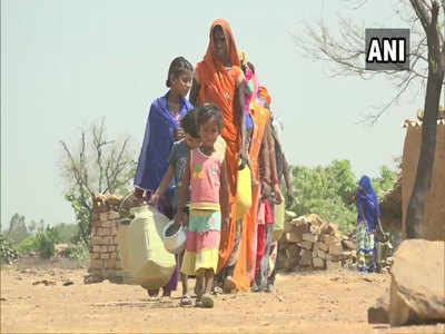 प्रयागराज: भीषण गर्मी में शंकरगढ़ में पानी के लिए हाहाकार,गड्ढे खोदने को मजबूर लोग