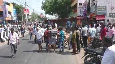 அதிக பாரம் ஏற்றிவந்த லாரி கட்டுப்பாட்டை இழந்து விபத்து- ஒருவர் பலி!