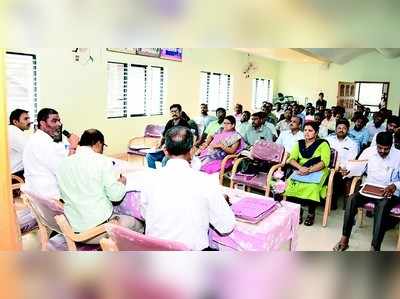 ಕುಡಿಯುವ ನೀರಿನ ಸಮಸ್ಯೆಯನ್ನು ಆದ್ಯತೆಯಾಗಿ ಪರಿಗಣಿಸಿ