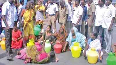 கடலூரில் குடிநீா் தட்டுப்பாட்டை சரி செய்யக்கோாி பொதுமக்கள் போராட்டம்