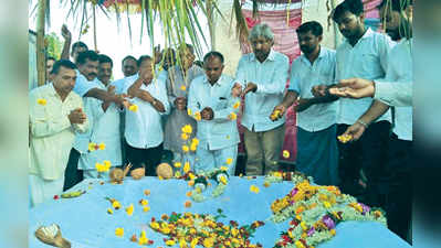 ಹುತಾತ್ಮ ಯೋಧನ ಸಮಾಧಿಗೆ ಸಂಸದ ಉದಾಸಿ ನಮನ