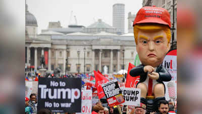 लंदन: विरोध-प्रदर्शन के दौरान गोल्डन टॉइलट पर राष्ट्रपति डॉनल्ड ट्रंप