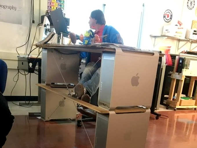 लोग ऐपल खरीद नहीं पाते, इन्‍होंने टेबल बना ली...