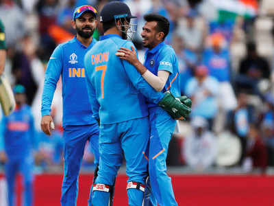 World Cup 2019: अपने कीपिंग ग्लब्स पर सेना का खास लोगो लगाकर उतरे धोनी