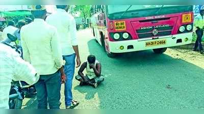 ಹೆಂಡತಿಗಾಗಿ ರಸ್ತೆಯಲ್ಲಿ ಕುಳಿತ ಕುಡುಕ ಗಂಡ!