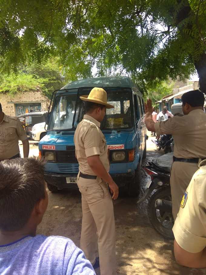 ಗ್ರಾಮದಲ್ಲಿ ಬೀಡು ಬಿಟ್ಟಿರುವ ಪೊಲೀಸರು