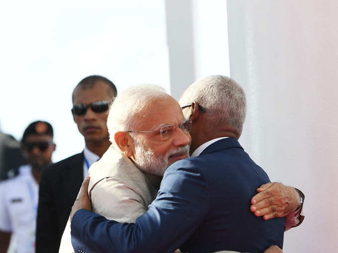 मालदीव के राष्ट्रपति इब्राहिम मोहम्मद सोलिह ने भारतीय प्रधानमंत्री नरेन्द्र मोदी का गर्मजोशी से स्वागत करते हुए उनको गले लगा लिया।