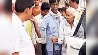 दमोहः वृद्धाश्रम पहुंचे कलेक्टर, बुजुर्ग को पहुंचाया उनके घर