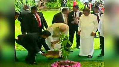 प्रधानमंत्री मोदी ने श्रीलंका के राष्ट्रपति भवन में अशोक का पौधा लगाया