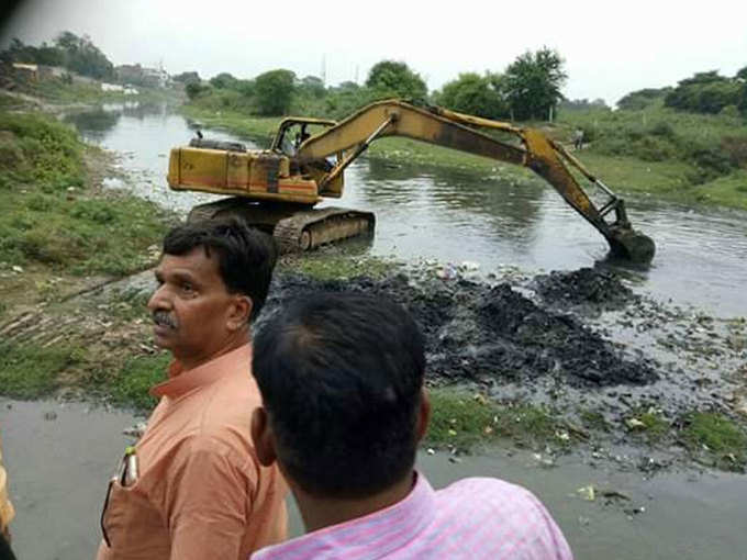 सफाई करवाते विधायक राकेश राठौर