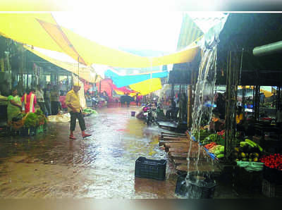 ದಿಢೀರ್‌ ಮಳೆಗೆ ಸಂತೆ ವ್ಯಾಪಾರ ಅಸ್ತವ್ಯಸ್ತ