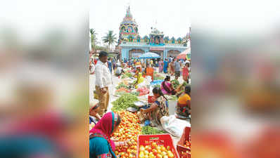 ಮಳೆಗಾಗಿ ದುಗ್ಗಮ್ಮ ದೇವಿ ಸನ್ನಿಧಿಯಲ್ಲಿ ಸಂತೆ