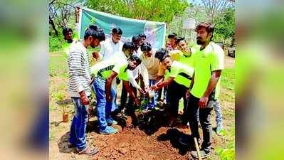 ರಂಗಸ್ಥಳದಲ್ಲಿ ಗಿಡ ನೆಟ್ಟ ರಾಕ್‌ಸ್ಟಾರ್‌ ಅಭಿಮಾನಿಗಳು