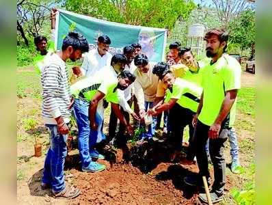 ರಂಗಸ್ಥಳದಲ್ಲಿ ಗಿಡ ನೆಟ್ಟ ರಾಕ್‌ಸ್ಟಾರ್‌ ಅಭಿಮಾನಿಗಳು