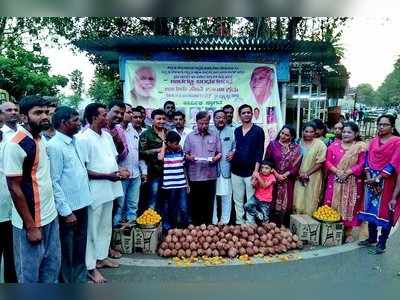 ಮೋದಿ ಅಭಿಮಾನಿಗಳಿಂದ ಉರುಳು ಸೇವೆ