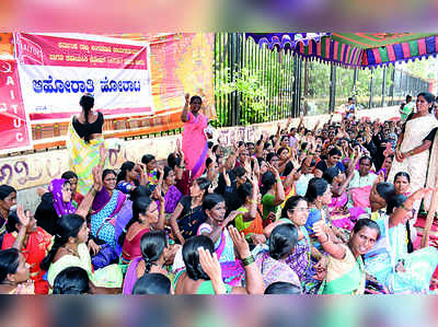 ಬಾಡಿಗೆ, ಮೊಟ್ಟೆ-ತರಕಾರಿ ಬಿಲ್‌ ನೀಡಲು ಆಗ್ರಹ