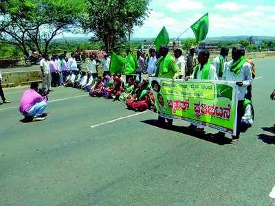 ರೈತರಿಂದ ರಾಷ್ಟ್ರೀಯ ಹೆದ್ದಾರಿ ತಡೆ