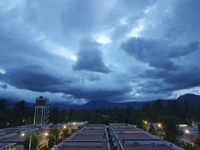 വായു ചുഴലിക്കാറ്റ് തീരത്തേക്ക്; കേരളത്തില്‍ മൂന്ന് ദിവസം കനത്ത മഴ