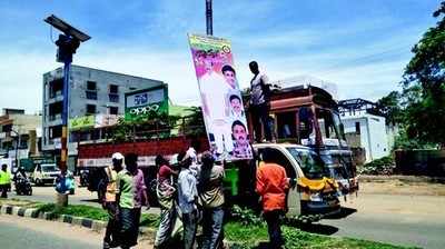 ಅನುಮತಿ ಇಲ್ಲದ ಕೇಶವರೆಡ್ಡಿ ಬರ್ತಡೇ ಫ್ಲೆಕ್ಸ್‌ಗಳ ತೆರವು