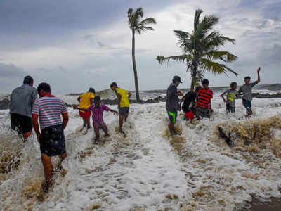 വായു ചുഴലിക്കാറ്റ് കനക്കുന്നു; സംസ്ഥാനത്ത് കനത്ത മഴ