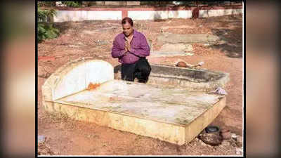 12 साल से रोज सुबह नहाने के बाद मंदिर नहीं, पालतू कुत्ते की कब्र पर जाता है यह शख्स