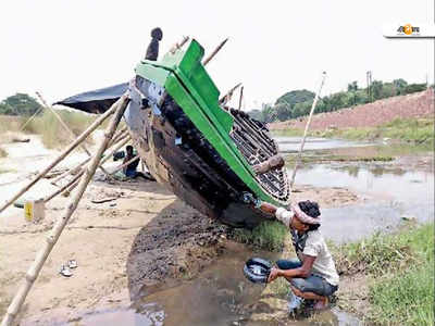 ডোবার আগে ভাসার নৌকো তৈরি করছে ঘাটাল