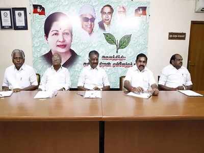 உட்கட்சி பூசலை தீர்க்க முடியாமல் திணறும் அதிமுக; 11 பேர் கொண்ட வழிகாட்டுதல் குழு அமைக்க திட்டம்!