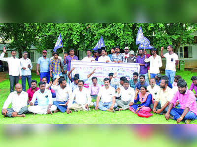 ಬೆತ್ತಲೆ ಮೆರವಣಿಗೆ: ಆರೋಪಿಗಳ ಗಡಿಪಾರಿಗೆ ಆಗ್ರಹ