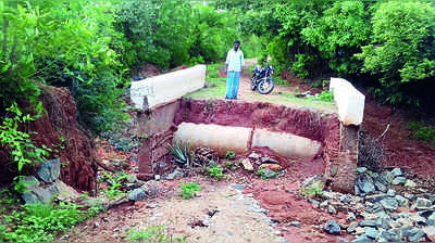 ಮಳೆಗೆ ಕೊಚ್ಚಿ ಹೋದ ಸೇತುವೆ: ಜನರ ಪರದಾಟ