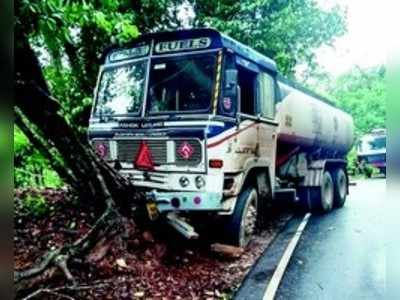 ಮರಕ್ಕೆ ಟ್ಯಾಂಕರ್‌ ಡಿಕ್ಕಿ